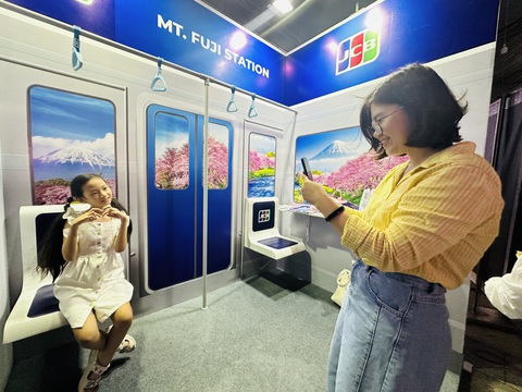 Mẹ con chị Tâm Phan (quận 8, TP.HCM) nán lại gần 2 tiếng dù trời mưa lớn, chỉ để vui chơi nhận quà trong ngày đầu của lễ hội- Ảnh: T.THƯƠNG Mẹ con chị Tâm Phan (quận 8, TP.HCM) nán lại gần 2 tiếng dù trời mưa lớn, để vui chơi, nhận quà trong ngày đầu của lễ hội Không tiền mặt - Ảnh: T.THƯƠNG