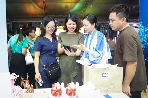 Khai mạc lễ hội Không tiền mặt 2024 - Ảnh 7. Khai mạc lễ hội Không tiền mặt 2024 - Ảnh 7.