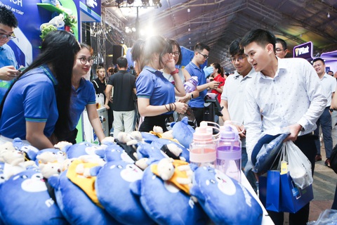 Ngập tràn quà tặng tại Lễ hội Không tiền mặt - Ảnh: PHƯƠNG QUYÊN Ngập tràn quà tặng tại lễ hội Không tiền mặt - Ảnh: PHƯƠNG QUYÊN