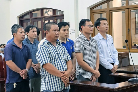Cựu giám đốc trung tâm đăng kiểm ở Đồng Nai lãnh 3 năm tù về tội nhận hối lộ- Ảnh 1. Bị cáo Nguyễn Ngọc Minh (hàng đầu bìa phải, áo xanh lam) - cựu giám đốc Trung tâm đăng kiểm xe cơ giới 60.05D - tại phiên tòa - Ảnh: AN BÌNH