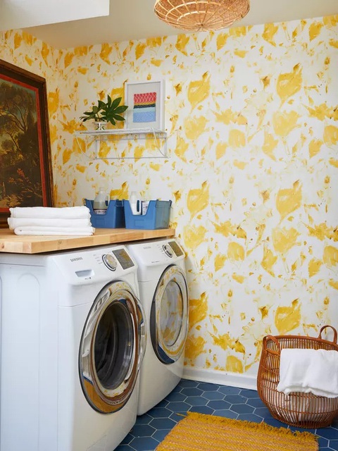Làm mới ngôi nhà 50 năm tuổi với sắc màu- Ảnh 15. Phòng giặt cũng là nơi thể hiện sắc màu - Ảnh: BHG
