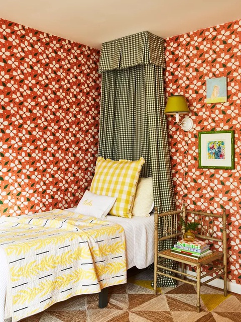 Làm mới ngôi nhà 50 năm tuổi với sắc màu- Ảnh 11. Phòng trẻ - thế giới sắc màu của vải vóc và giấy dán tường - Ảnh: BHG