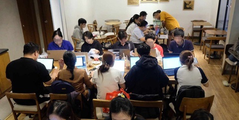 'Chân trong, chân ngoài' để tăng thu nhập, 2h sáng còn email trả lời khách- Ảnh 3. Trong quán cà phê mỗi tối, ngoài sinh viên học bài, còn có những bạn trẻ miệt mài làm việc - Ảnh: MÂY TRẮNG