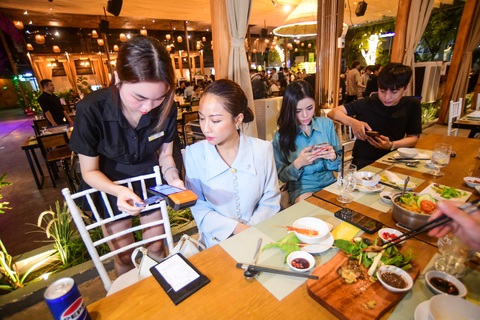 Cùng hướng tới thanh toán an toàn- Ảnh 3. Bạn trẻ thanh toán bằng thẻ Techcombank tại quán Lalaland, quận 3, TP.HCM - Ảnh: QUANG ĐỊNH