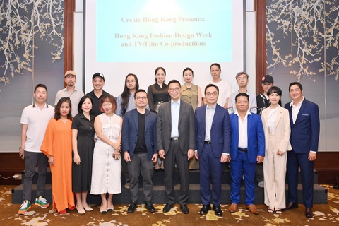 Các đại diện Cơ quan Phát triển ngành công nghiệp văn hóa và sáng tạo Hong Kong trong buổi giao lưu trao đổi cùng một nhà làm phim Việt Nam về dự án tài trợ làm phim của cơ quan này - Ảnh: T.ĐIỂU Các đại diện Cơ quan Phát triển ngành công nghiệp văn hóa và sáng tạo Hong Kong trong buổi giao lưu trao đổi cùng một số nhà làm phim Việt Nam về dự án tài trợ làm phim của cơ quan này - Ảnh: T.ĐIỂU