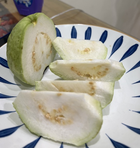 Ổi rất giàu dinh dưỡng, nhưng phải biết ăn đúng cách- Ảnh 1. Với hàm lượng dinh dưỡng dồi dào, ổi mang đến nhiều công dụng cho sức khỏe - Ảnh: TƯỜNG VY