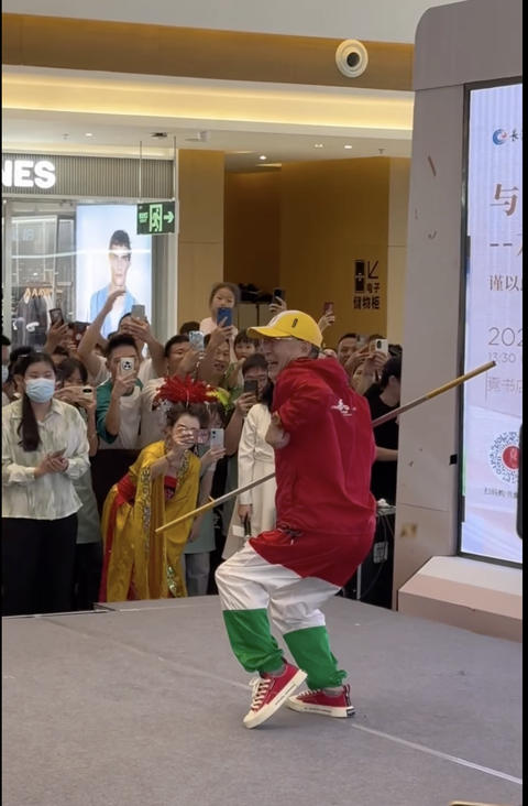 ‘Tôn Ngộ Không' Lục Tiểu Linh Đồng 65 tuổi mặc đồ xì-tin, múa gậy cực bén- Ảnh 2. ‘Tôn Ngộ Không' Lục Tiểu Linh Đồng 65 tuổi mặc đồ xì-tin, múa gậy cực bén- Ảnh 2.