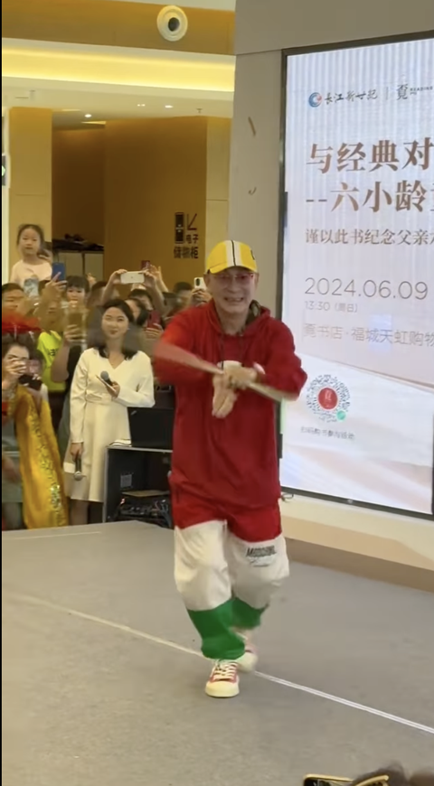 ‘Tôn Ngộ Không' Lục Tiểu Linh Đồng 65 tuổi mặc đồ xì-tin, múa gậy cực bén- Ảnh 1. ‘Tôn Ngộ Không' Lục Tiểu Linh Đồng 65 tuổi mặc đồ xì-tin, múa gậy cực bén- Ảnh 1.