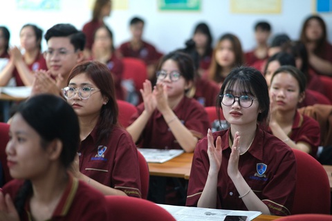 Báo Tuổi Trẻ đào tạo một số học phần đại học khối ngành truyền thông tại tòa soạn- Ảnh 2. Những sinh viên đầu tiên học truyền thông tại tòa soạn báo Tuổi Trẻ - Ảnh: NGỌC PHƯỢNG