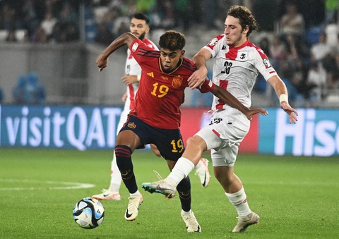 Một kỳ Euro trên tinh thần World Cup- Ảnh 1. Yamal (trái) sẽ phá kỷ lục cầu thủ trẻ nhất ra sân ở Euro - Ảnh: Getty Images