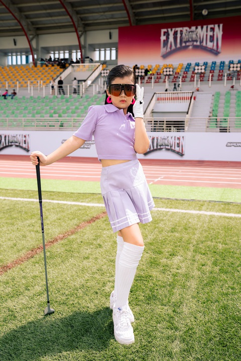 Mẫu nhí 'gây sốt' khi đánh golf, trượt ván ngay trên sàn catwalk- Ảnh 4. Mẫu nhí 'gây sốt' khi đánh golf, trượt ván ngay trên sàn catwalk- Ảnh 4.