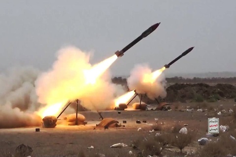 Tàu hàng trúng tên lửa của nhóm Houthi ở vịnh Aden- Ảnh 1. Ảnh do Trung tâm truyền thông Houthi cung cấp, cho thấy các chiến binh tham gia cuộc tập trận quân sự tại Sana'a, Yemen vào ngày 12-3 năm nay - Ảnh: GETTY IMAGES/HOUTHI
