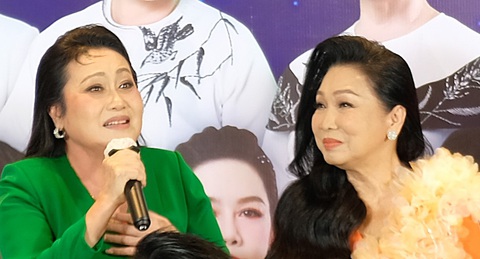 Nghệ sĩ Thanh Hằng ngại khi được gọi là Nghệ sĩ Thanh Hằng (trái) và NSND Bạch Tuyết trong buổi họp báo ra mắt Học viện cải lương - Ảnh: L.ĐOAN