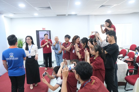 Báo Tuổi Trẻ đào tạo một số học phần đại học khối ngành truyền thông tại tòa soạn- Ảnh 1. Sinh viên truyền thông thực hành nhiếp ảnh trong chương trình đào tạo tại báo Tuổi Trẻ - Ảnh: NGỌC PHƯỢNG