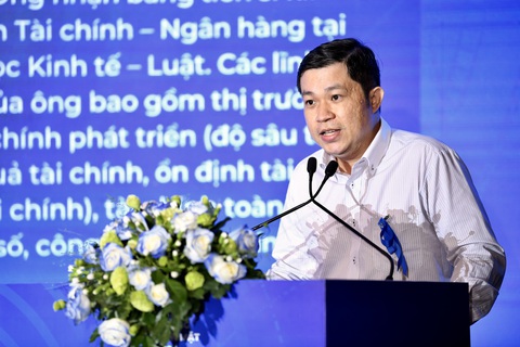 Ứng dụng AI để đối phó với lừa đảo trực tuyến- Ảnh 2. PGS.TS Trần Hùng Sơn - viện trưởng Viện Nghiên cứu phát triển công nghệ ngân hàng (ĐHQG TP.HCM) - trình bày tham luận Rủi ro gian lận trong thanh toán số trên thế giới và hàm ý cho Việt Nam - Ảnh: QUANG ĐỊNH