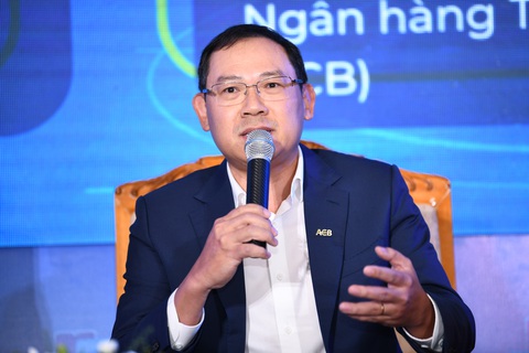 Xác thực khuôn mặt chỉ mất 30 giây mà lại an toàn, tôi là khách hàng đầu tiên- Ảnh 1. Ông Từ Tiến Phát - tổng giám đốc Ngân hàng ACB - chia sẻ trải nghiệm xác thực sinh trắc học - Ảnh: QUANG ĐỊNH