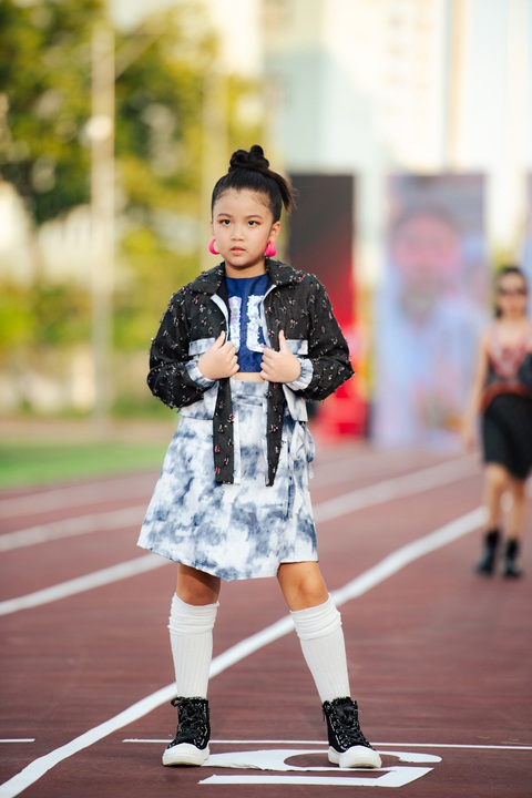 Mẫu nhí 'gây sốt' khi đánh golf, trượt ván ngay trên sàn catwalk- Ảnh 1. Mẫu nhí 'gây sốt' khi đánh golf, trượt ván ngay trên sàn catwalk- Ảnh 1.
