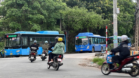 Thót tim với những màn vượt đèn đỏ của tài xế xe buýt- Ảnh 2. Xe buýt tuyến 19 và xe buýt tuyến 53 cùng vượt đèn đỏ tại vòng xoay quảng trường Sáng tạo - đại lộ Đại học trưa 9-6 - Ảnh: XUÂN ĐOÀN