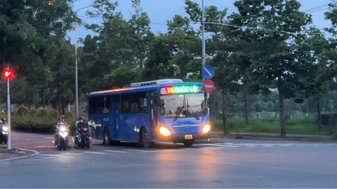 Thót tim với những màn vượt đèn đỏ của tài xế xe buýt- Ảnh 5. Xe buýt tuyến 33 vượt đèn đỏ tại giao lộ Nguyễn Du - Lê Quý Đôn chiều 9-6 - Ảnh: XUÂN ĐOÀN