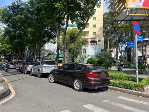 Đậu xe ngay biển cấm: Tài xế biết sai nhưng vẫn đậu vì 'không còn lựa chọn nào khác'?- Ảnh 1. Xe đậu tại ngay biển cấm trên đường Ngô Gia Tự, phường 9, quận 5, TP.HCM (ảnh chụp ngày 10-6) - Ảnh: XUÂN ĐOÀN