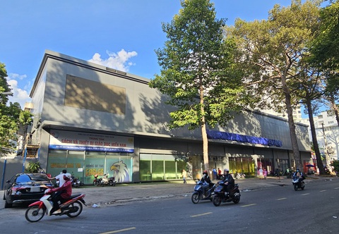 Công ty cổ phần học liệu 'lẳng lặng' xây lụi không phép hơn 1.000m² tại quận 5- Ảnh 1. Công trình cao 2 tầng, được Công ty cổ phần Học liệu xây lụi tăng hơn 1.000m² - Ảnh: ÁI NHÂN