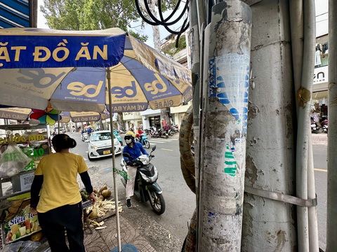 Quảng cáo hút hầm cầu, vay nợ bủa vây từ cửa nhà tới trụ điện- Ảnh 11. Trụ điện nhếch nhác các vết quảng cáo trên đường Trần Huy Liệu (Phú Nhuận) - Ảnh: NGỌC QUÝ