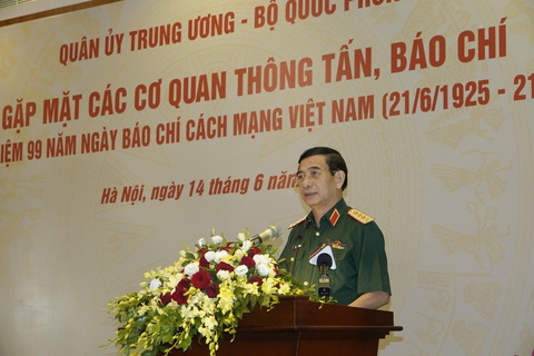 'Chiến sĩ ở chiến trường có vũ khí nóng, các phóng viên chỉ có máy ảnh, máy quay phim'- Ảnh 2. Đại tướng Phan Văn Giang phát biểu tại buổi gặp mặt - Ảnh: THỤY DU
