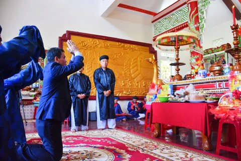 Nghi thức làm lễ giỗ tổ yến sào tại đảo yến Hòn Nội - Ảnh: TRẦN HOÀI Nghi thức làm lễ giỗ tổ yến sào tại đảo yến Hòn Nội - Ảnh: TRẦN HOÀI