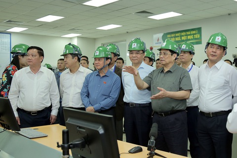 Petrovietnam tăng tốc, đẩy mạnh tiến độ các dự án đầu tư- Ảnh 1. Thủ tướng Phạm Minh Chính kiểm tra hoạt động tại NMNĐ Thái Bình 2