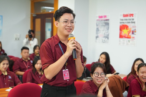 Lần đầu tiên tại Việt Nam: Tòa soạn báo thành giảng đường- Ảnh 3. Sinh viên phát biểu và đặt câu hỏi tại lễ khai giảng chương trình hợp tác đào tạo giữa Trường đại học Nguyễn Tất Thành và báo Tuổi Trẻ - Ảnh: HỮU HẠNH
