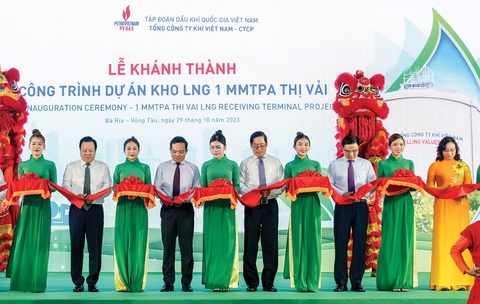 Petrovietnam tăng tốc, đẩy mạnh tiến độ các dự án đầu tư- Ảnh 2. Phó thủ tướng Trần Lưu Quang cùng các đại biểu cắt băng khánh thành Kho LNG 1 triệu tấn Thị Vải