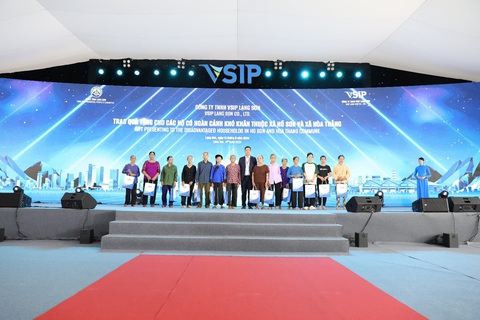 VSIP Lạng Sơn chính thức khởi công, tạo cửa ngõ cho hệ sinh thái chuỗi cung ứng- Ảnh 2. Ông Bùi Đăng Thoan - tổng giám đốc VSIP Lạng Sơn - trao quà cho các hộ gia đình có hoàn cảnh khó khăn tại xã Hồ Sơn và Hòa Thắng, tỉnh Lạng Sơn