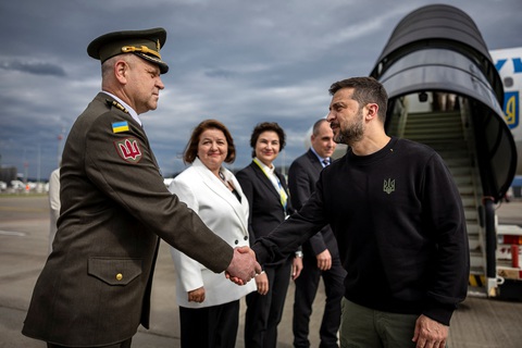 Tổng thống Ukraine Volodymyr Zelensky đến sân bay Zurich, Thụy Sĩ vào ngày 14-6, chuẩn bị cho hội nghị hòa bình Ukraine diễn ra trong hai ngày cuối tuần - Ảnh: REUTERS Tổng thống Ukraine Volodymyr Zelensky đến sân bay Zurich, Thụy Sĩ vào ngày 14-6, chuẩn bị cho hội nghị hòa bình Ukraine diễn ra trong hai ngày cuối tuần - Ảnh: REUTERS