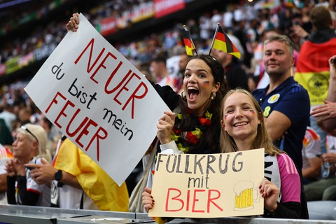 Lễ khai mạc Euro 2024 và tri ân Beckenbauer ngắn gọn, cảm xúc- Ảnh 8. Các CĐV trên sân Allianz Arena đang háo hức chờ lễ khai mạc - Ảnh: REUTERS