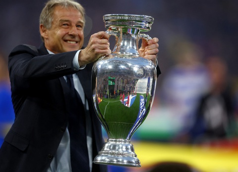 Lễ khai mạc Euro 2024 và tri ân Beckenbauer ngắn gọn, cảm xúc- Ảnh 3. Jurgen Klinnsmann mang chiếc cúp Euro ra sân - Ảnh: REUTERS