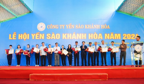Lãnh đạo Công ty yến sào Khánh Hòa trao tặng bằng khen cho các cá nhân có thành tích xuất sắc - Ảnh: TRẦN HOÀI Lãnh đạo Công ty Yến sào Khánh Hòa trao tặng bằng khen cho các cá nhân có thành tích xuất sắc - Ảnh: TRẦN HOÀI