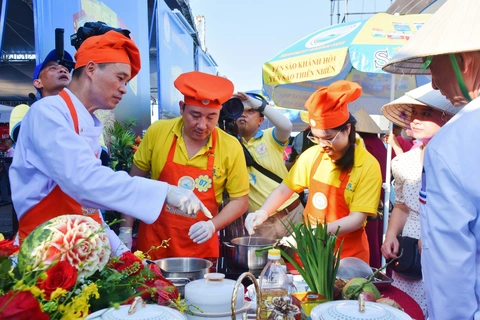 Các món ăn được thực hiện tại chỗ, thu hút du khách tham quan - Ảnh: TRẦN HOÀI Các món ăn được thực hiện tại chỗ, thu hút du khách tham quan - Ảnh: TRẦN HOÀI