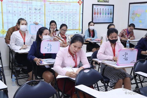 Ảnh vui 15-6: Tại một lớp học thử nghiệm- Ảnh 1. Phải học như thật nha các cô!