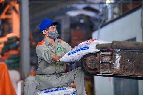 Đề xuất áp thuế VAT 5% có làm tăng giá phân bón?- Ảnh 3. Việc sửa đổi Luật thuế 71 được nhiều doanh nghiệp sản xuất phân bón kiến nghị trong nhiều năm nay - Ảnh: NAM TRẦN