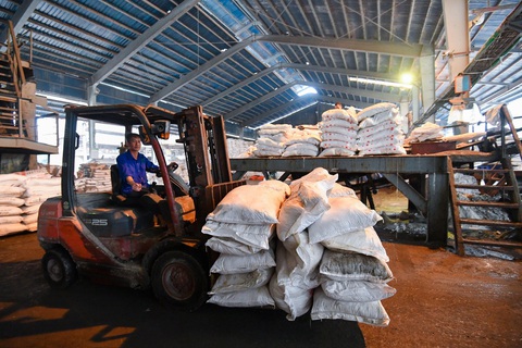 Đề xuất áp thuế VAT 5% có làm tăng giá phân bón?- Ảnh 2. Phân bón trong nước đang chịu sự cạnh tranh với các sản phẩm nước ngoài vì thuộc diện không chịu thuế - Ảnh: NAM TRẦN