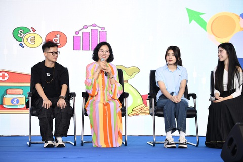 'Đơn thuốc tài chính' khéo khôn với tiền, tránh những ưu phiền hút khách- Ảnh 1. Bà Lê Thị Thúy Sen - vụ trưởng Vụ Truyền thông Ngân hàng Nhà nước Việt Nam - giao lưu chia sẻ kiến thức về tiền trong workshop