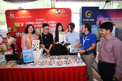 'Đơn thuốc tài chính' khéo khôn với tiền, tránh những ưu phiền hút khách- Ảnh 3. Khu vực giới thiệu sách