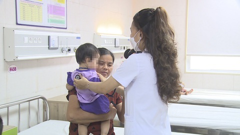 Bệnh nhi mắc viêm màng não được điều trị tại Bệnh viện Sản nhi tỉnh Phú Thọ - Ảnh: Bệnh viện cung cấp Bệnh nhi mắc viêm màng não được điều trị tại Bệnh viện Sản Nhi tỉnh Phú Thọ - Ảnh: Bệnh viện cung cấp