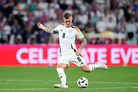 Xem Toni Kroos chuyền bóng, CĐV tuyển Đức tiếc đến ngẩn ngơ- Ảnh 1. Toni Kroos chuyền bóng chính xác hơn 99% ở trận tuyển Đức thắng Scotland 5-1 tại Euro 2024 - Ảnh: Getty