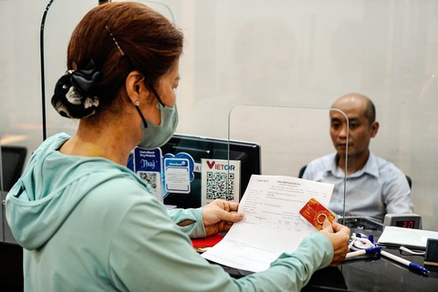 Từ hôm nay 15-6, mua bán vàng không hóa đơn điện tử sẽ bị rút giấy phép- Ảnh 1. Cửa hàng vàng xuất hóa đơn điện tử trên từng lần bán cho khách hàng - Ảnh: NGUYỄN HIỀN