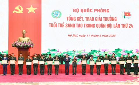 Nhóm tác giả của đề tài radar Viettel (thứ nhất, thứ hai, thứ ba từ trái sang) nhận Bằng khen Bộ trưởng Bộ Quốc phòng Nhóm tác giả của đề tài radar Viettel (thứ nhất, thứ hai, thứ ba từ trái sang) nhận bằng khen của bộ trưởng Bộ Quốc phòng