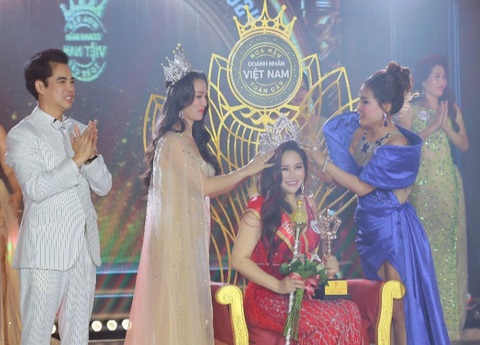Nguyễn Thị Triều đoạt vương miện Hoa hậu Doanh nhân Việt Nam toàn cầu 2024- Ảnh 1. Giây phút đăng quang ngôi vị Hoa hậu Doanh nhân Việt Nam toàn cầu 2024 của doanh nhân Nguyễn Thị Triều - Ảnh: BTC