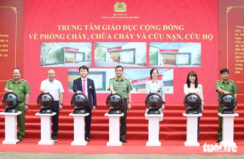 Thầy Park dự lễ ra mắt Trung tâm giáo dục cộng đồng phòng cháy chữa cháy TP.HCM- Ảnh 1. Các đại biểu thực hiện nghi thức ra mắt trung tâm - Ảnh: MINH HÒA