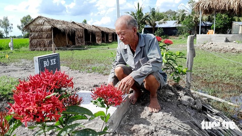 Lão nông kỳ lạ ở xứ Chắc Cà Đao- Ảnh 3. Trâu bò chết được ông Tám Pho chôn cất, lập mộ bia và trồng hoa như mộ người