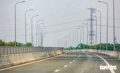 Toàn cảnh 5 nút giao cao tốc Bến Lức - Long Thành kết nối các trục chính vào TP.HCM- Ảnh 1. Hiện nay, nhiều đoạn cao tốc Bến Lức - Long Thành đã cơ bản hoàn thiện, có thể đưa vào sử dụng trong thời gian tới - Ảnh: ĐỨC PHÚ